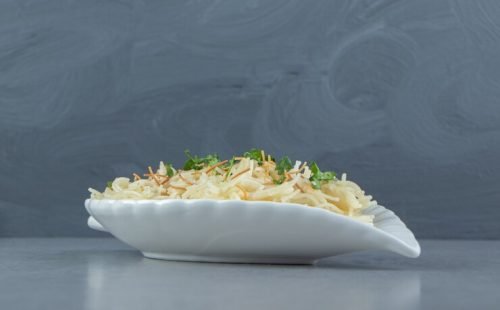 pasta-with-chopped-parsley-leaf-shaped-plate_114579-73724 pasta-with-chopped-parsley-leaf-shaped-plate_114579-73724